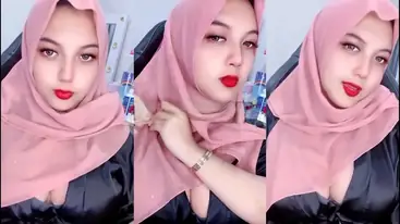Bokep Hijabers Belahan Payudara Montok Live Stream poster