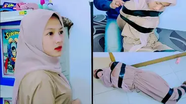 Bokep Indo Salwa Ukhti Jilbab Main di Kebun poster