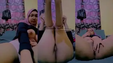 Bokep Jilbab Tante Mariah Pamer Dada Jumbo poster