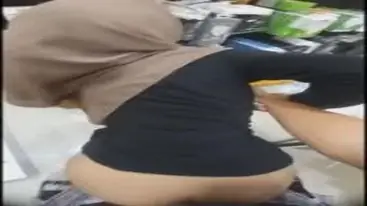 Cewe Jilbab Di Doggy Di Konter HP poster