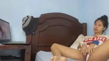 Dokumentasi Gadis Cantik Bersantai Di Kasur poster
