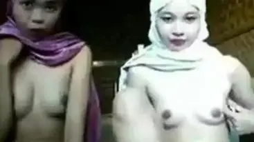 Dua Ukhti Hijab Pamer Dada Dan Memek Becek poster