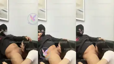 Gadis Mulus Cantik Pasrah Posisi Doggy Kasur poster