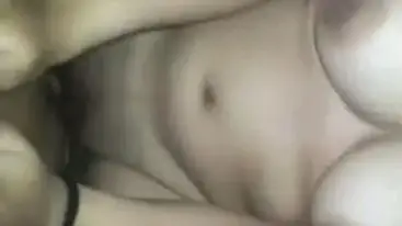 Gadis Semok Cantik Pasrah Goyang Kasur Crot poster