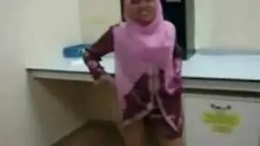 Gamis Ungu Binal di Ewe Temen Kerja poster