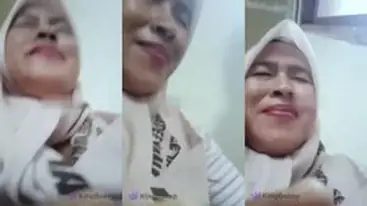 Ibu-Ibu Stw Jilbab Ngewe Dengan Senyuman poster