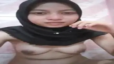 Melly Hijab Cantik Paling Suka Sange Dikamar Mandi poster