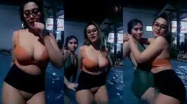 Miya Bareng Teman Dekat Pamer Tubuh Montok poster