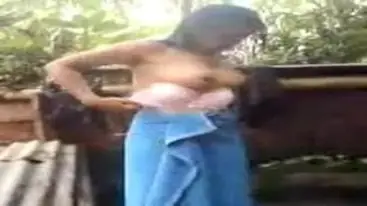 Rekaman Istri Cantik Pakai Handuk Biru Mandi poster