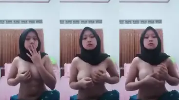 Tante Istri Cantik Pasrah Goyang Kasur Hot poster