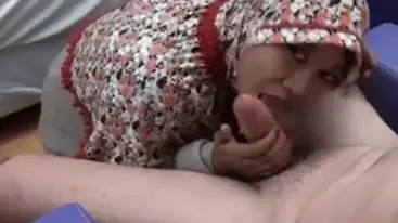 Ukhti Hijab Cantik Isap Batang Pria Sampai Crot poster