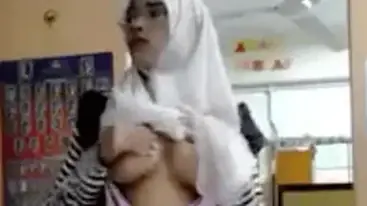Ukhti Hijab Cantik Live Bersantai Kasur Diam poster