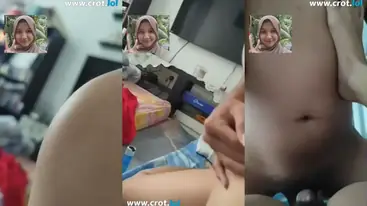 Ukhti Hijab Cantik Pasrah Goyang Kasur Imut poster