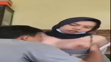 Ukhti Hijab Cantik Pasrah Goyang Kasur Mulus poster