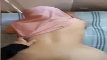 Ukhti Hijab Cantik Pasrah Goyang Kasur Posisi Nikmat poster